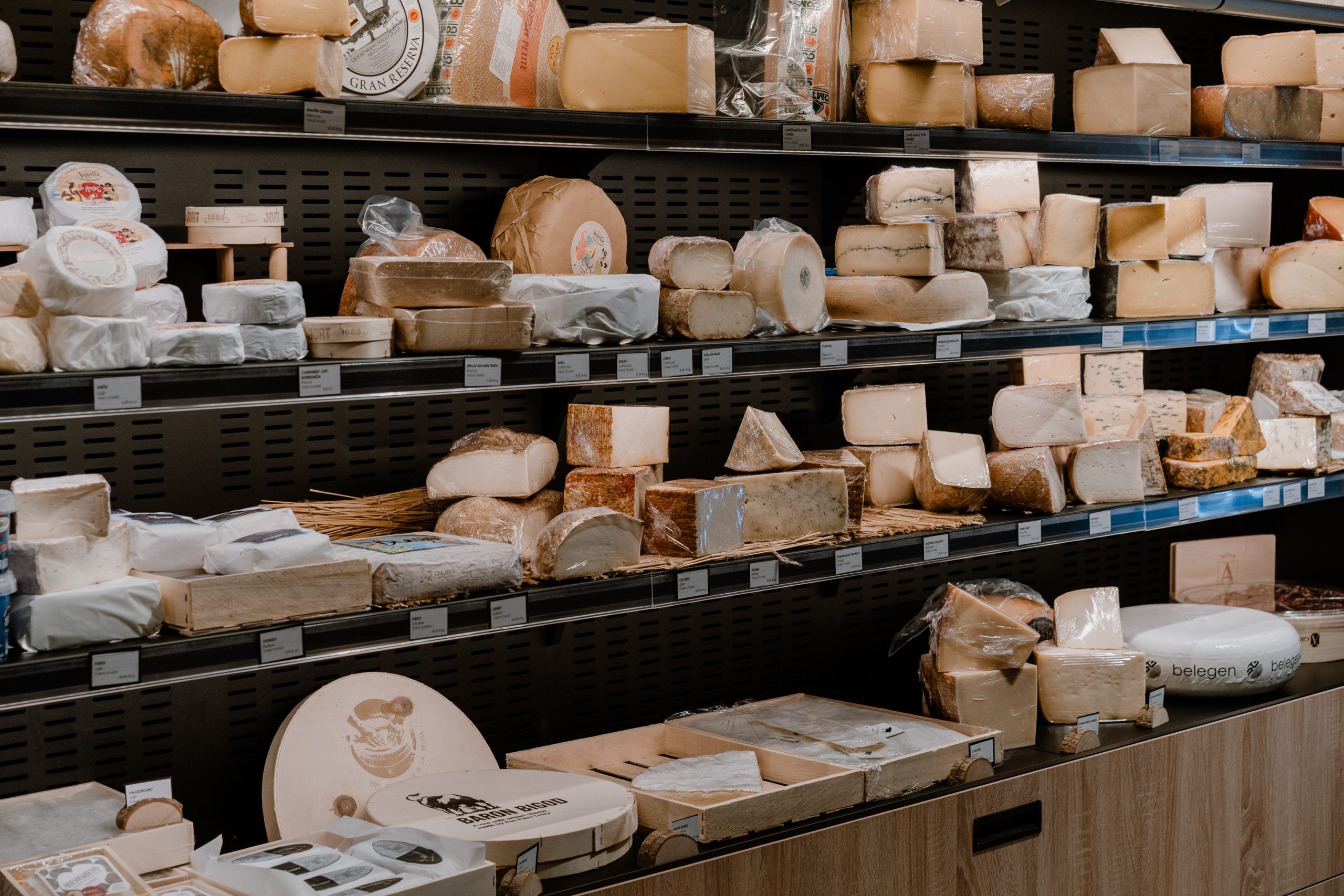 mostrador para comprar quesos online en quesería en Bilbao