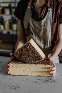Queso corteza flores y hierbas